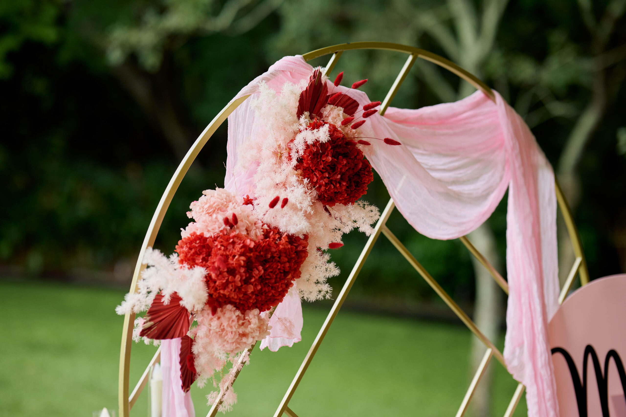 proposal backdrop with red and pink flowers