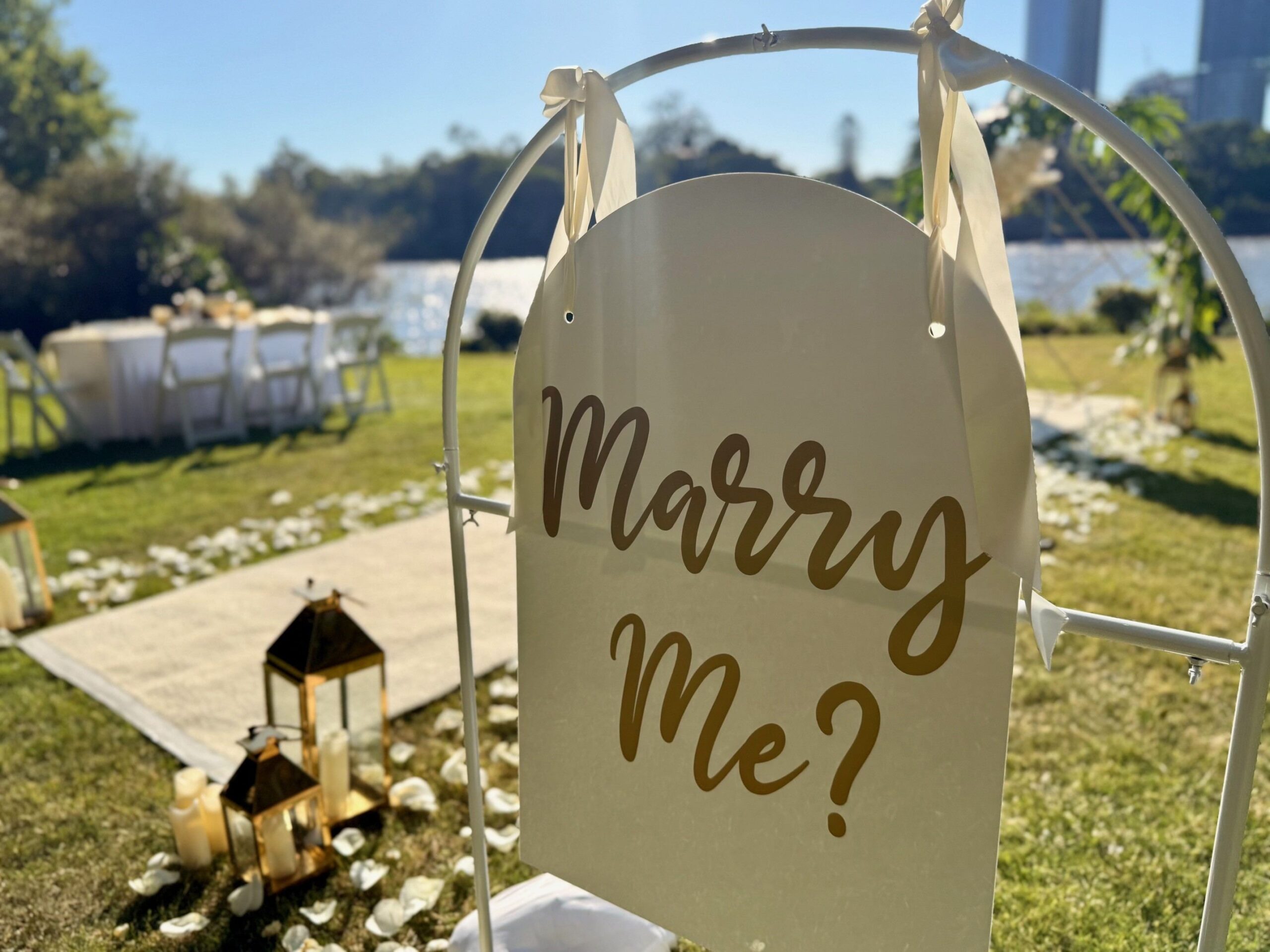 Luxe marry me sign gold and white